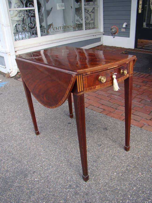 A magnificent late 18th or early 19th century mahogany HEPPLEWHITE Pembroke Table — image 3